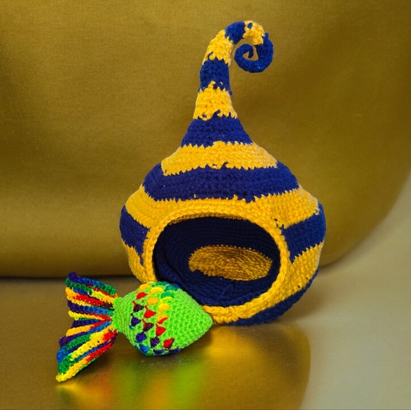 Handmade Crochet Fairy Elven Cat / Small Pet Bed and Toy - Picture 3 of 8